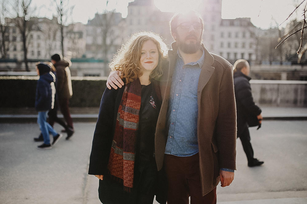photos de couple intimes à Paris sous le soleil sur l'Ile Saint Louis